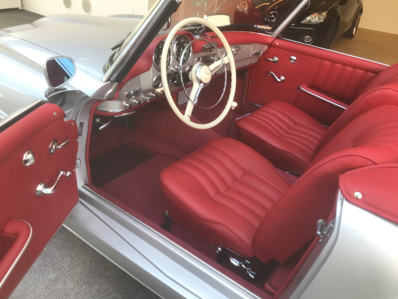 Fertig restauriertes Interieur eines Mercedes-Benz 190 SL