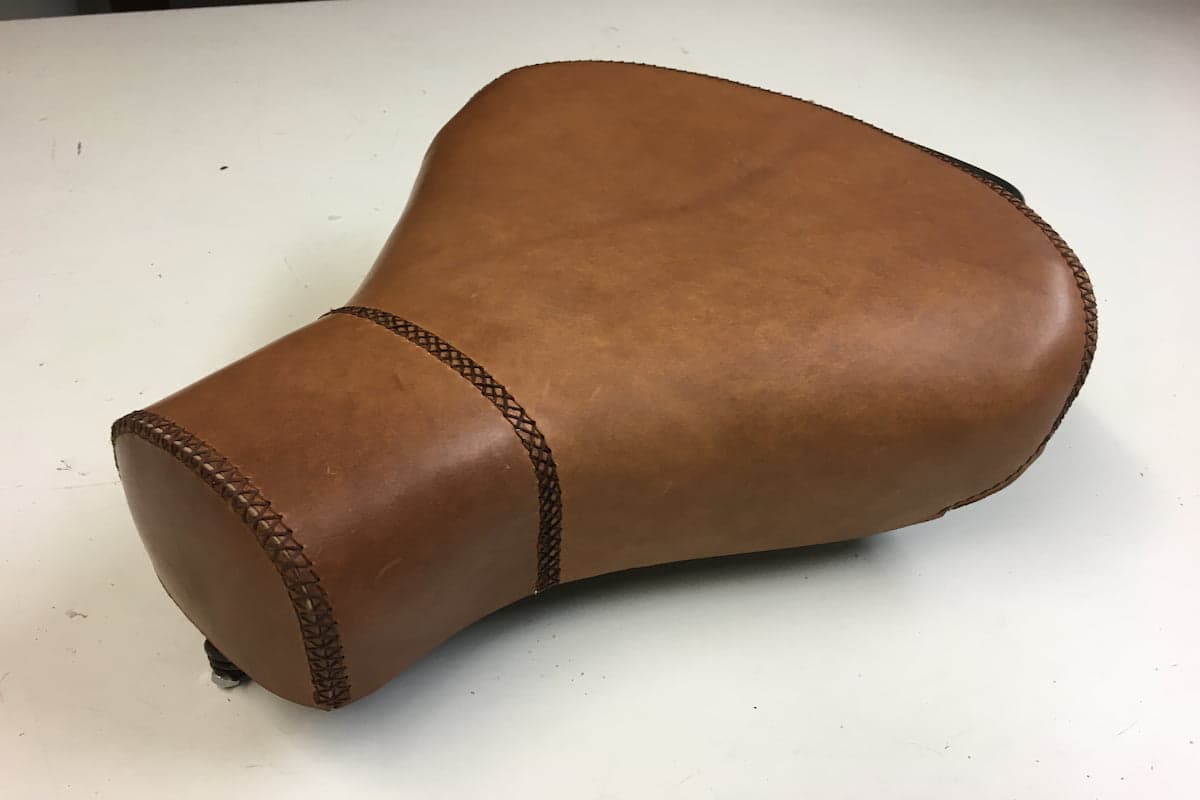 Vespa-Sattel aus cognacfarbenem Toskana-Leder mit Handsteppung