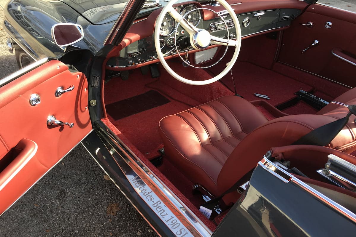 Vintage Autoinnenraum mit cognacfarbenem Leder