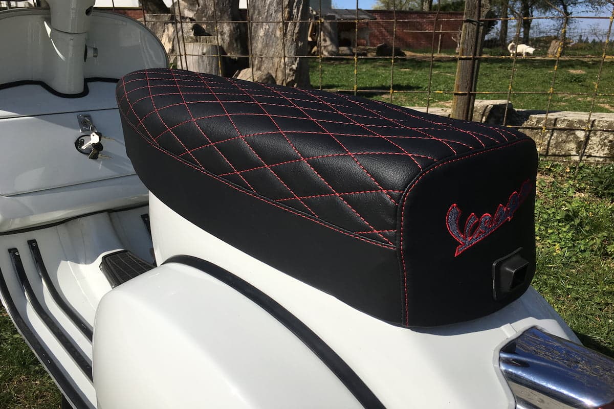 Vespa-Sitz mit schwarzem Leder und roter Rautennaht